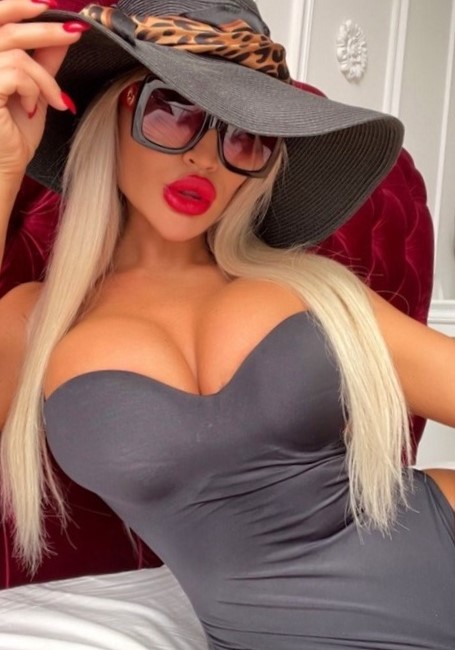 Шлюхи у метро Парк победы